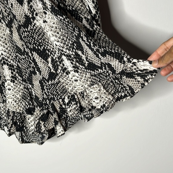 BLUSH Snake Print Plunge V-Neckline Ruffle Long Sleeve Romper Size M - Picture 6 of 9